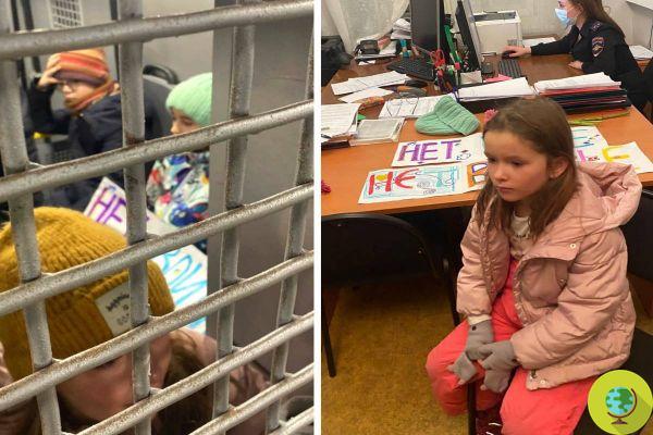 Crianças russas acabaram em celas com suas mães para colocar flores em frente à embaixada ucraniana