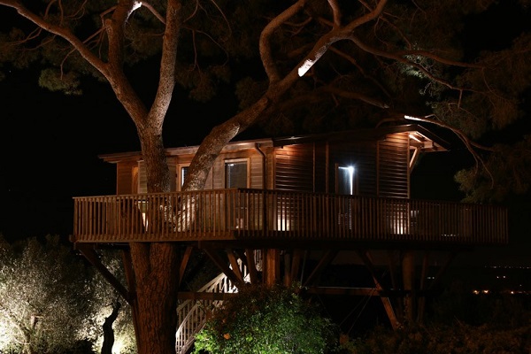 Casas en los árboles: el b&b para dormir en una casa del árbol rodeada de lavanda (FOTO)