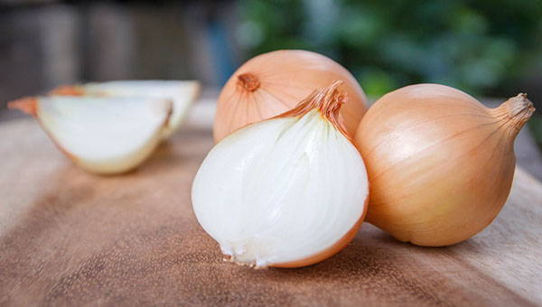 How to use onion against coughs and colds