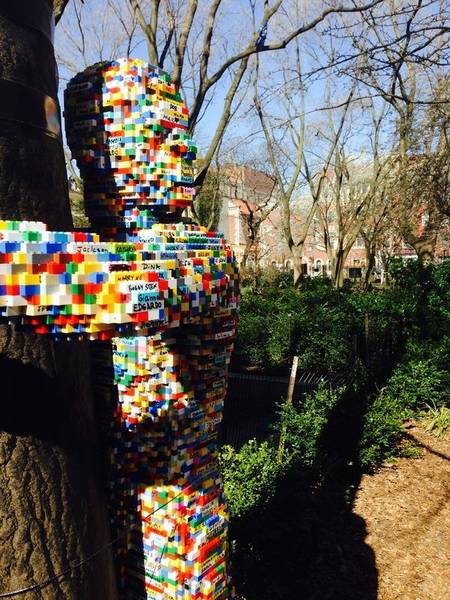 Hugman : l'homme Lego étreignant les arbres