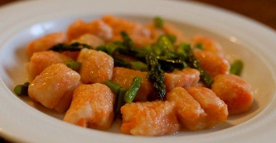 Gnocchis de carottes aux asperges (recette vegan)