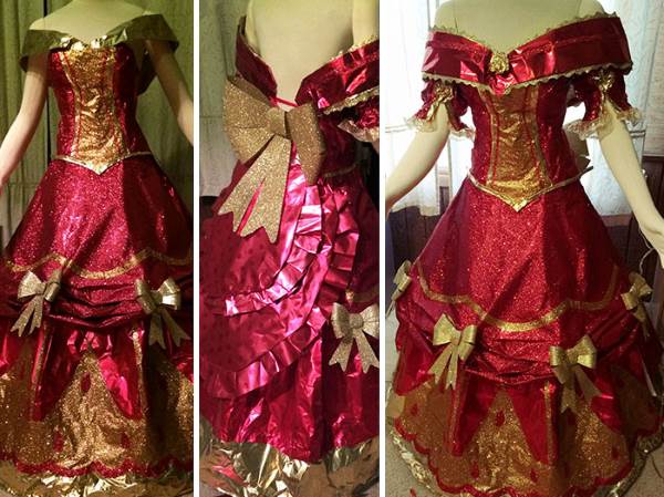 Los fabulosos vestidos hechos con papel de regalo reciclado