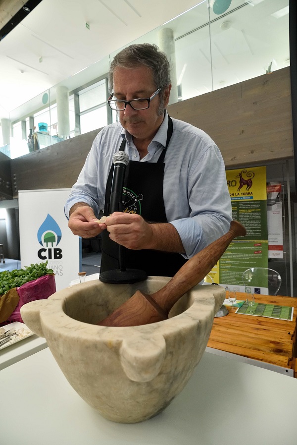 The 'real' Genoese pesto at Ecofuturo 2016, among ancient tools and local ingredients (PHOTO and VIDEO)