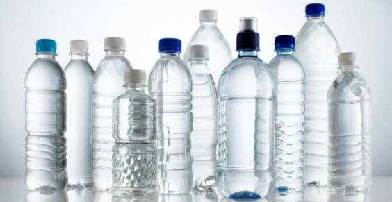 Embalagens e garrafas plásticas: devem ser lavadas para coleta seletiva? E as tampas precisam ser aparafusadas? (VÍDEO)