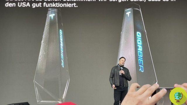 Elon Musk lançou sua birra Tesla GigaBier, com bottiglie ispirate alle Cybertruck