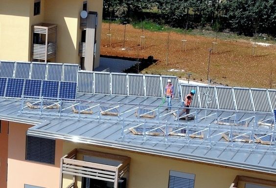 Fotovoltaica en L'Aquila: los nuevos edificios del proyecto CA.SE presentados en directo en la web