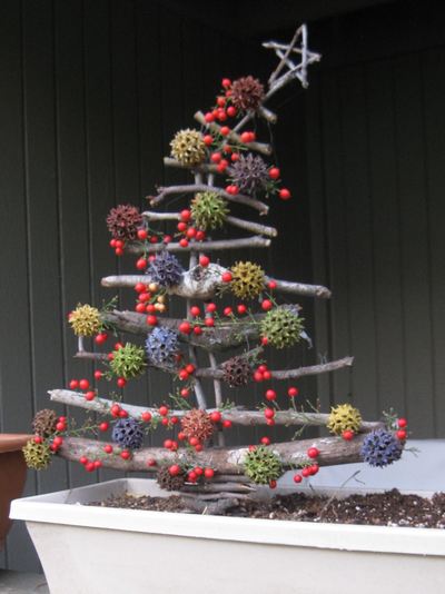 10 DIY Christmas trees from deadwood