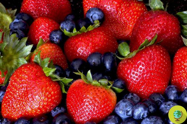 Strawberries and berries are good for women's hearts