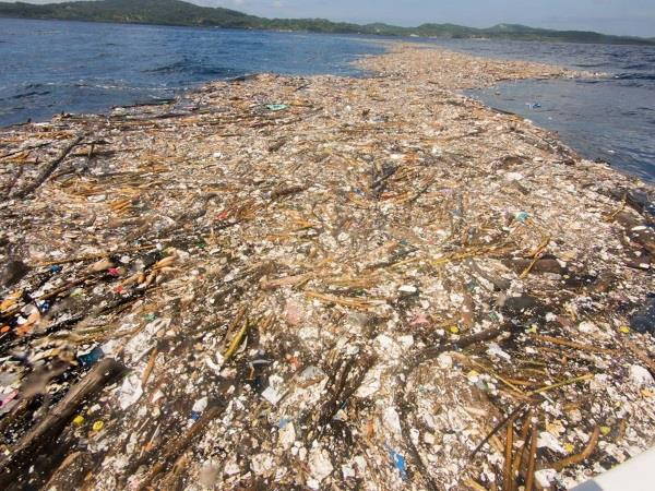 La isla de plástico que acecha al Caribe: impactantes imágenes