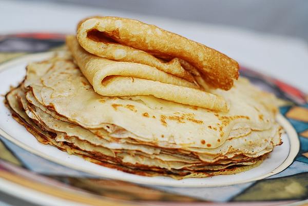Crepes: the original recipe and 20 variations