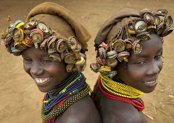 A tribo da Etiópia que recicla lixo para criar joias e cocares fantásticos (FOTO)