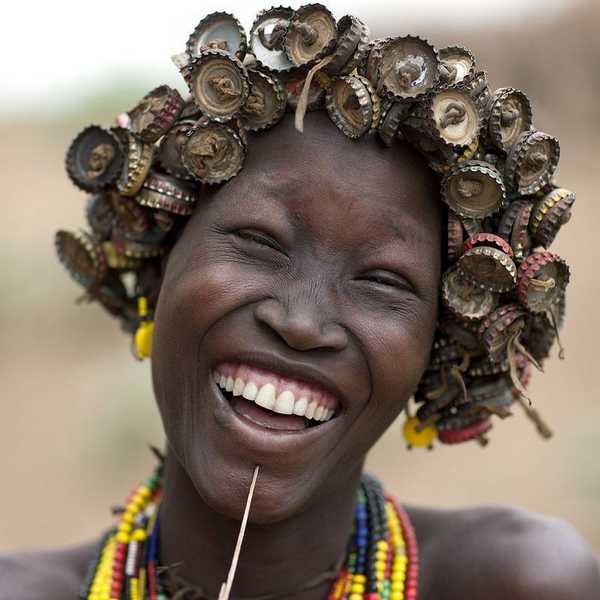 La tribu de Etiopía que recicla residuos para crear fantásticas joyas y tocados (FOTO)