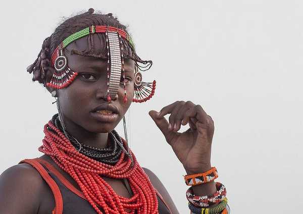A tribo da Etiópia que recicla lixo para criar joias e cocares fantásticos (FOTO)