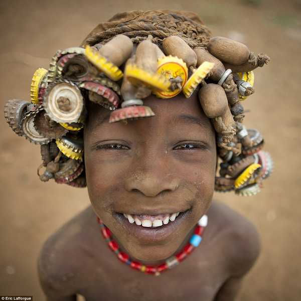 The tribe of Ethiopia that recycles waste to create fantastic jewelry and headdresses (PHOTO)