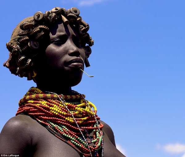 La tribu d'Éthiopie qui recycle les déchets pour créer de fantastiques bijoux et coiffes (PHOTO)