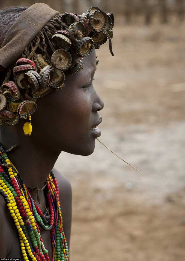 La tribu de Etiopía que recicla residuos para crear fantásticas joyas y tocados (FOTO)