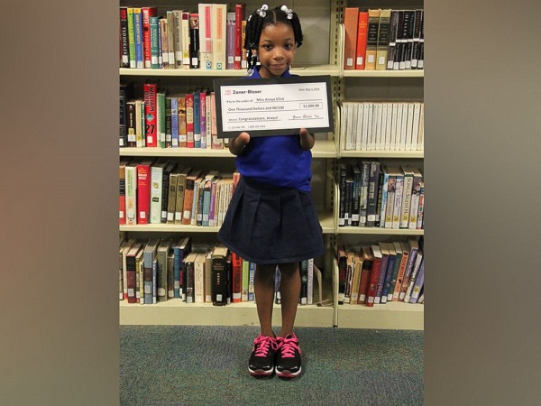 The seven-year-old girl born without hands is a champion of handwriting