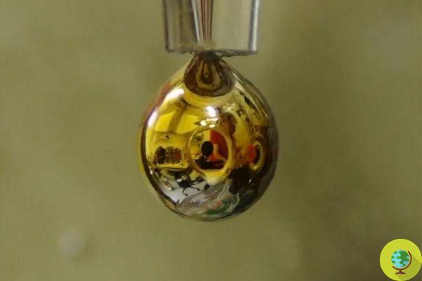 Extraordinaire! Des scientifiques transforment pour la première fois de l'eau purifiée en métal doré brillant