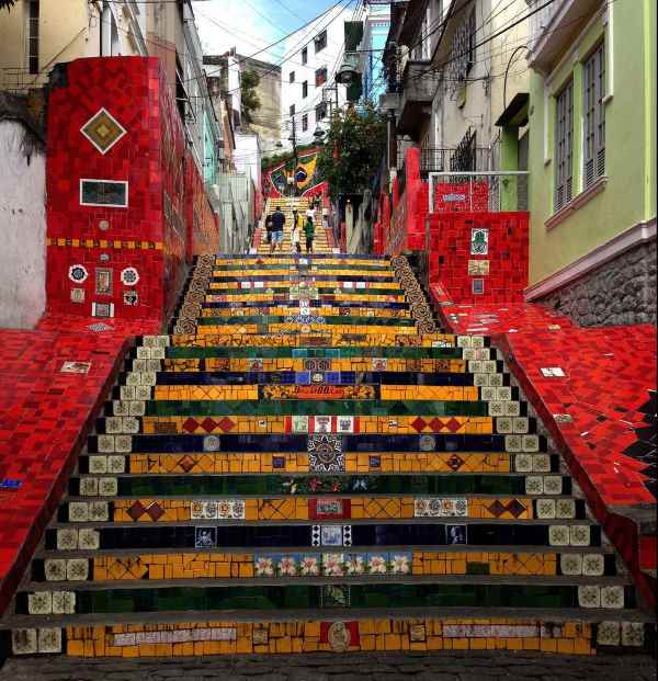 A maravilhosa escadaria do Rio de Janeiro com 2 mil azulejos coloridos (FOTO)