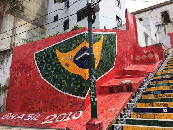 La maravillosa escalera de Río de Janeiro con 2 mil azulejos de colores (FOTO)