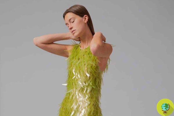 Este vestido está confeccionado con lentejuelas de algas marinas para una moda sostenible y libre de aceites.