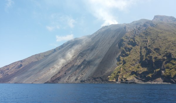 Vulcão Stromboli: show extraordinário de lapilli e lava (VÍDEO)