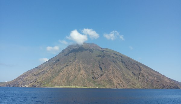 Volcán Stromboli: extraordinario espectáculo de lapilli y lava (VIDEO)