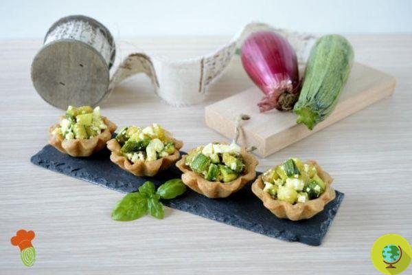 Finger food: baskets of zucchini and feta flavored with turmeric
