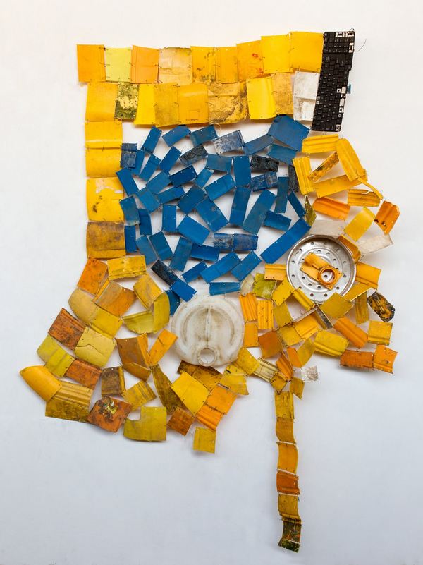 O artista ganense que transforma latas de plástico em obras de arte (FOTO)