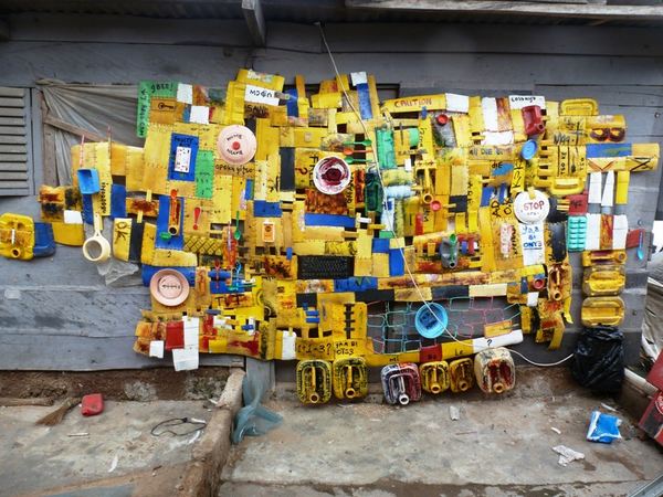 L'artiste ghanéen qui transforme les canettes en plastique en oeuvres d'art (PHOTO)