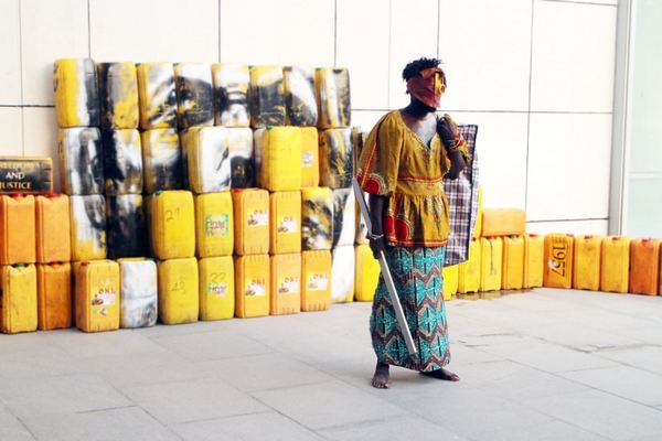 O artista ganense que transforma latas de plástico em obras de arte (FOTO)