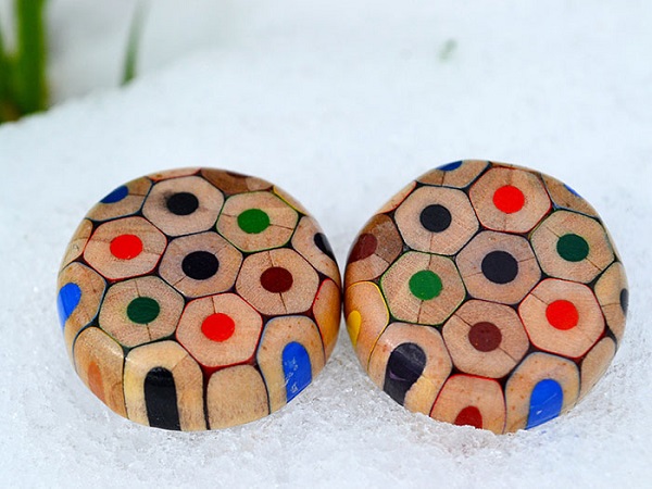 The artist who makes beautiful jewels with colored pencils