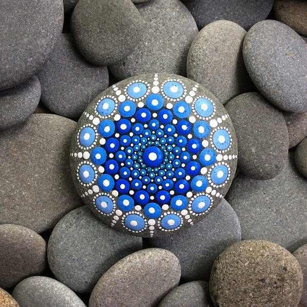 Las maravillosas piedras de colores con mandalas (FOTO)