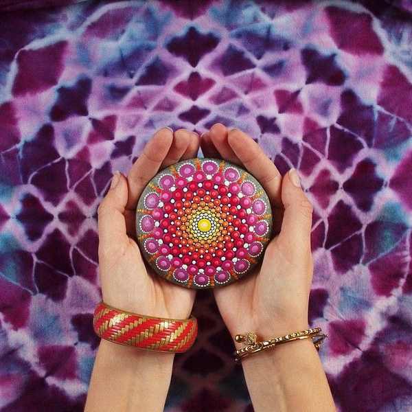Las maravillosas piedras de colores con mandalas (FOTO)