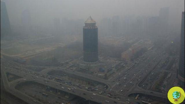 El smog asfixia a Pekín y paraliza el aeropuerto