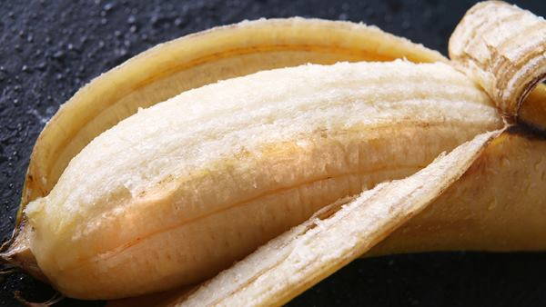 Aquí hay plátanos con piel comestible.