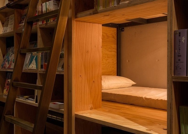 A Tokyo la bibliothèque de l'hôtel où l'on peut s'endormir en lisant un livre