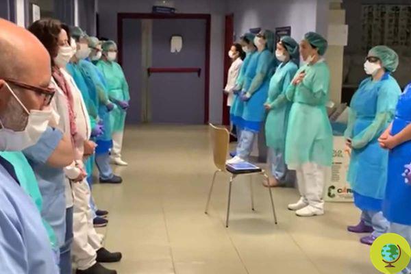Meditação na enfermaria para médicos e enfermeiros do hospital de Madri, para enfrentar melhor o trabalho árduo que os espera