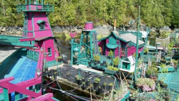No Canadá, a casa-barco fora da rede e autossuficiente que produz energia e alimentos (FOTO E VÍDEO)