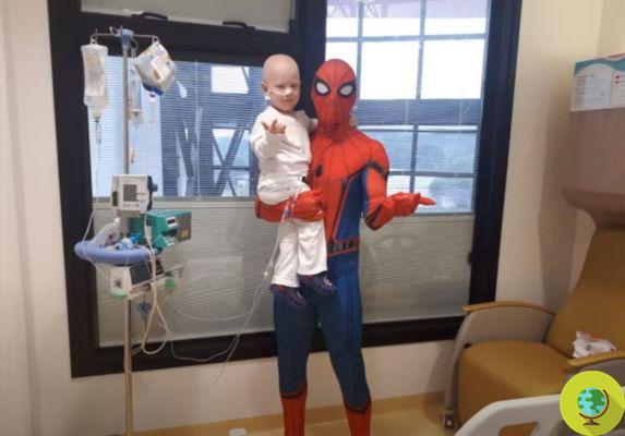 Doa medula ao filho para salvá-lo da leucemia, depois se veste de Homem-Aranha e lhe dá uma surpresa extraordinária