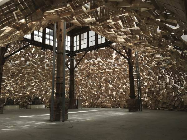Tadashi Kawamata: o artista que recicla madeira para criar instalações extraordinárias