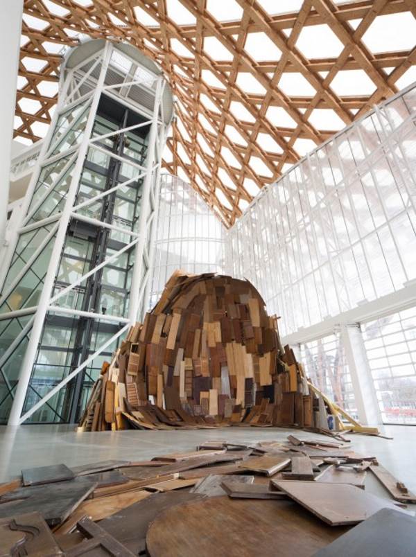 Tadashi Kawamata : l'artiste qui recycle le bois pour créer des installations extraordinaires