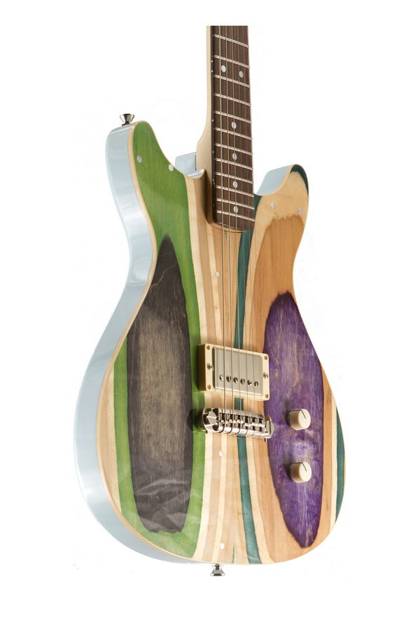 Las extraordinarias guitarras nacidas del reciclaje creativo de viejos monopatines (FOTO y VIDEO)