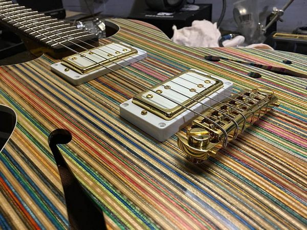 The extraordinary guitars born from the creative recycling of old skateboards (PHOTO and VIDEO)