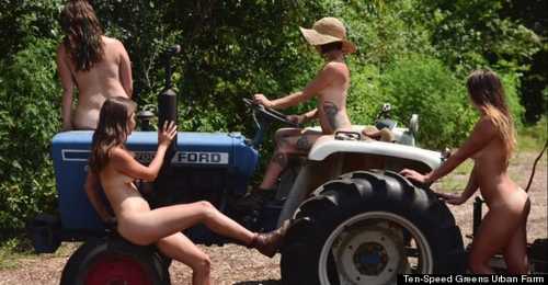 Calendário do agricultor bronzeado: os camponeses ficam nus para cultivar novas terras