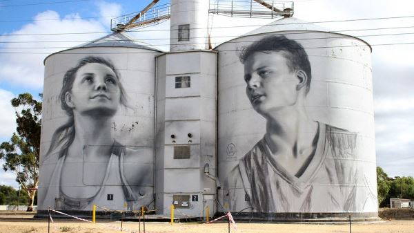 A bela arte dos silos que está colorindo o campo australiano