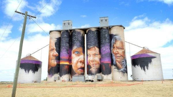 Les beaux silos d'art qui colorent la campagne australienne