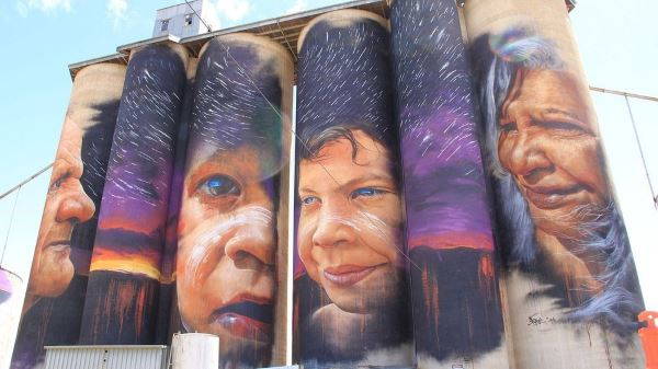 Les beaux silos d'art qui colorent la campagne australienne