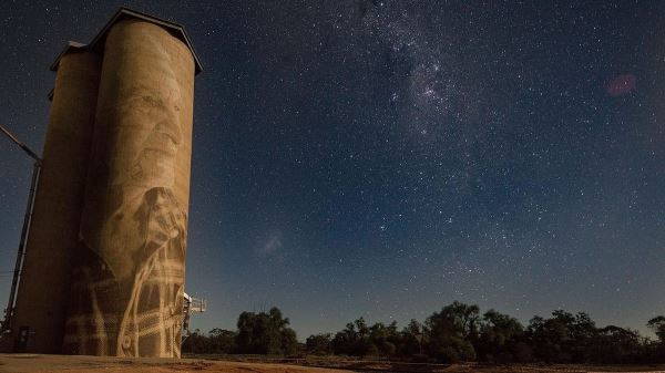 Los bellos silos Arte que está coloreando la campiña australiana