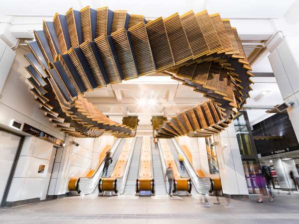Transforma escaleras mecánicas históricas en una instalación surrealista y suspendida